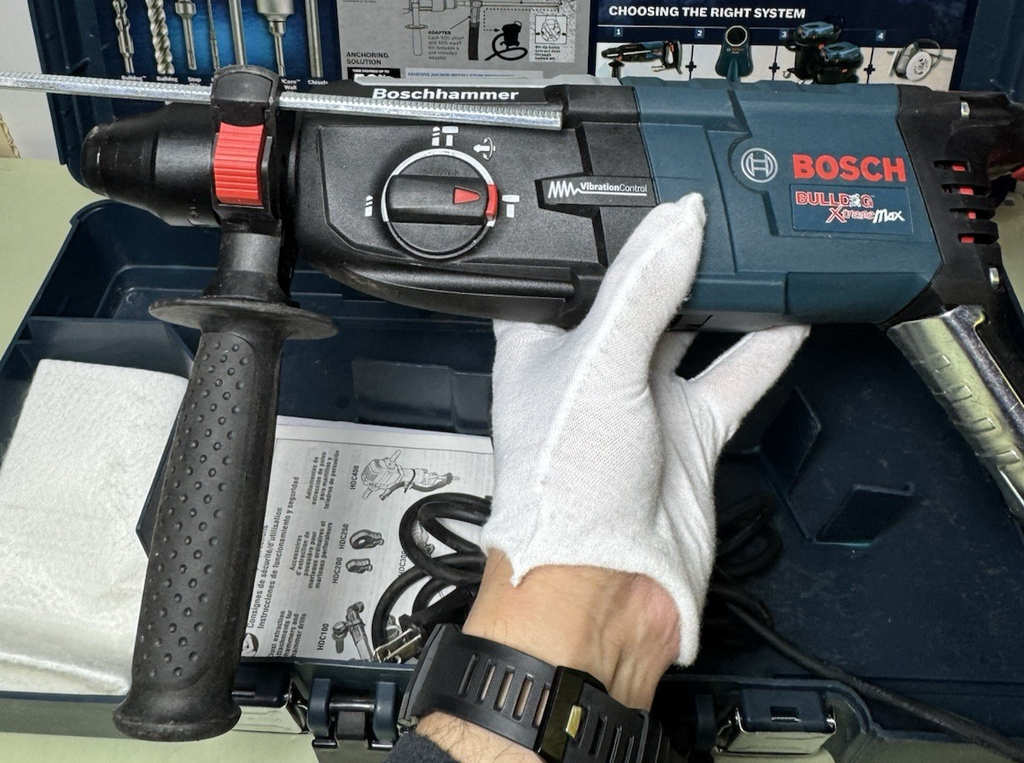 Bosch Bulldog Xtreme 8 Amp 1" Corded Variable Speed SDS-Plus Concrete Rotary Ham #2