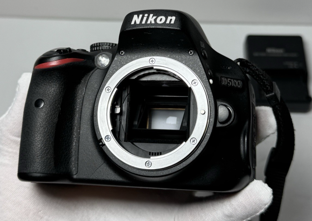 Nikon D5100 DSLR Camera with 18-55mm f/3.5-5.6 G II lens -19k Shutter count #7