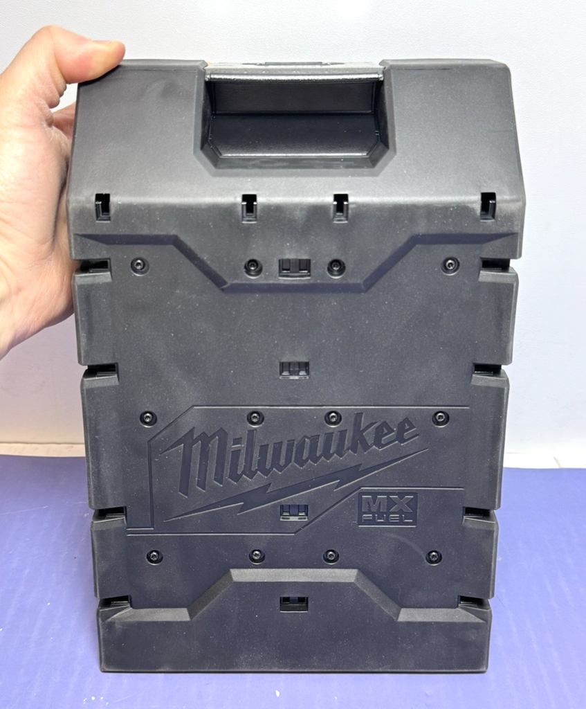 Milwaukee MXFXC406 + MXFC Fuel Lithium-Ion Battery and Charger - Open Box #7