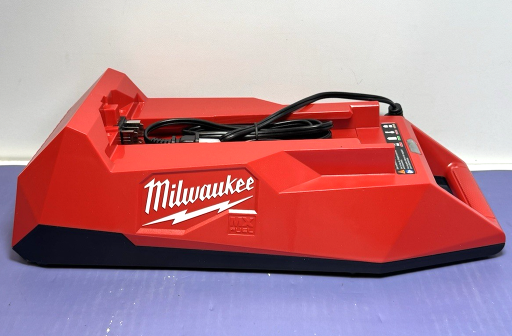 Milwaukee MXFXC406 + MXFC Fuel Lithium-Ion Battery and Charger - Open Box #2