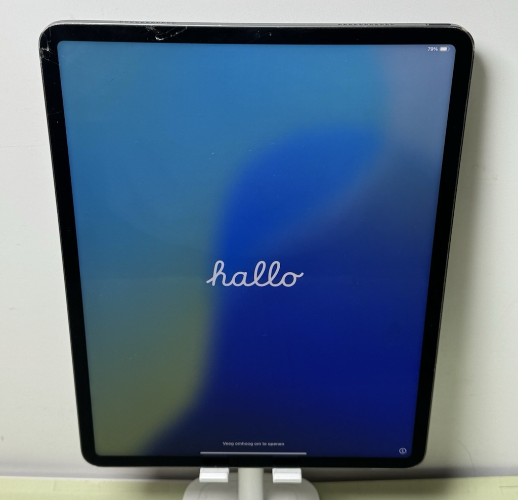 Apple iPad Pro 12.9” 5th Gen 256GB Wi-Fi Space Gray *Cracked Screen*