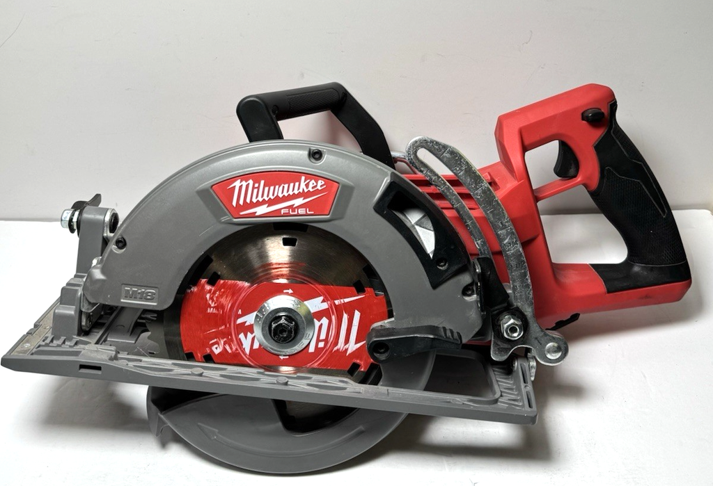 Milwaukee 2830-20 M18 FUEL Rear Handle 7-1/4" Circular Saw - Tool Only