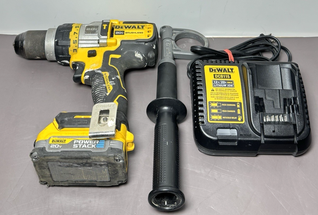 DEWALT DCD999 20V Cordless Hammer Drill FLEXVOLT W/ 1.7 Ah battery/charger
