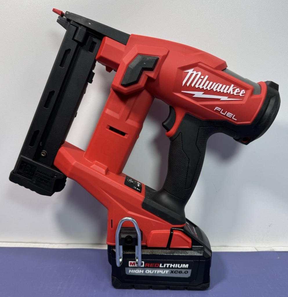 MILWAUKEE M18 FUEL 2749-20 Narrow Crown Stapler 18 GAUGE + 6.0 Ah Battery