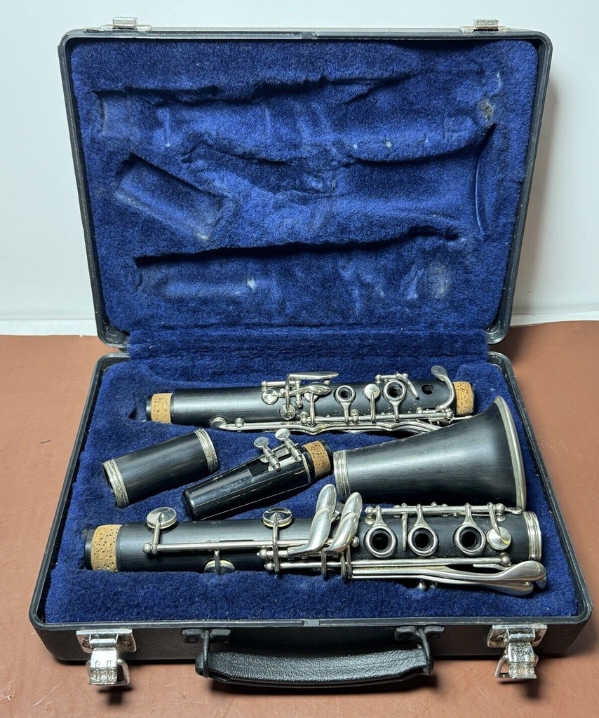 Selmer CL1400  Clarinet with case. Play Ready!