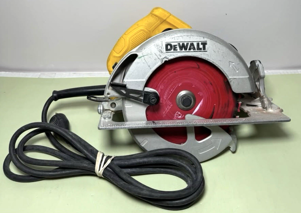 DeWalt DWE575 7-1/4" Corded Circular Saw 15 Amps 120V.