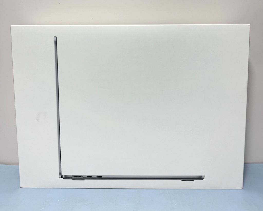 Apple MacBook Air 13" 2022 M2 8 GB RAM 256GB SSD A2681 Space Gray - Open Box