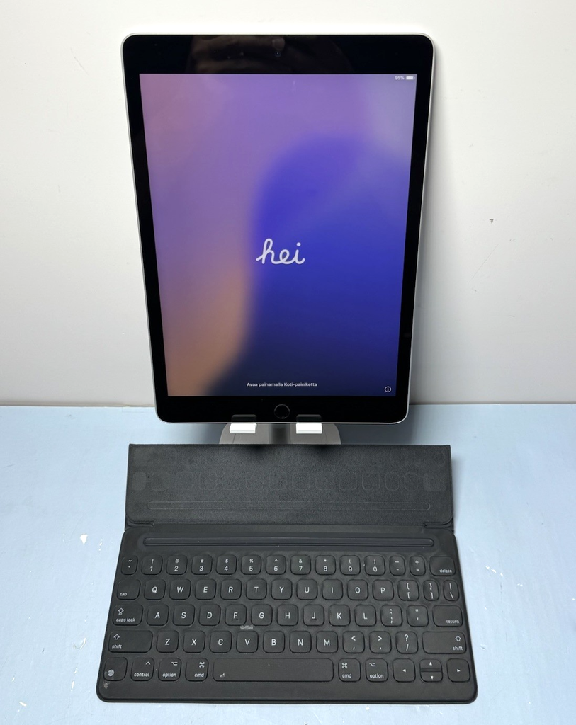 Apple iPad 9th Gen 2021 64GB WiFi Only 10.2" Silver A2602, 96% w/Keyboard A1829