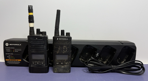 [10799-1] 2x Motorola RMU2080D Radios + PMLN6387A Charger – Tested, Works, Worn